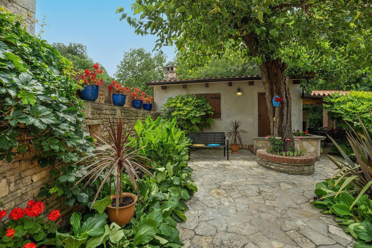 Traditionelle Steinfinca Mit Spielbereich, Babybett, Waschmaschine, Liegen Barban Exterior photo