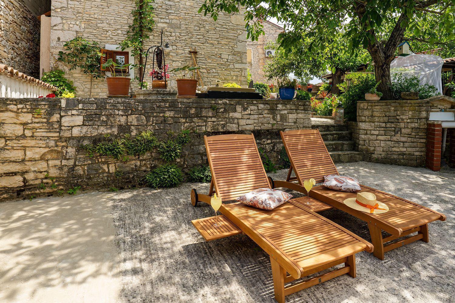 Traditionelle Steinfinca Mit Spielbereich, Babybett, Waschmaschine, Liegen Barban Exterior photo